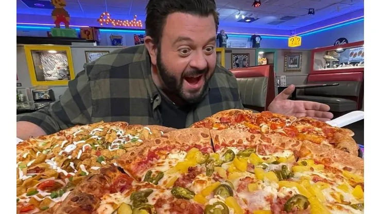 Adam Richman estuvo a cargo de la conducción de Man v. Food en las primeras cuatro temporadas.