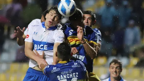 Empate de Universidad Católica y Everton bajo la lluvia en el estadio Sausalito.