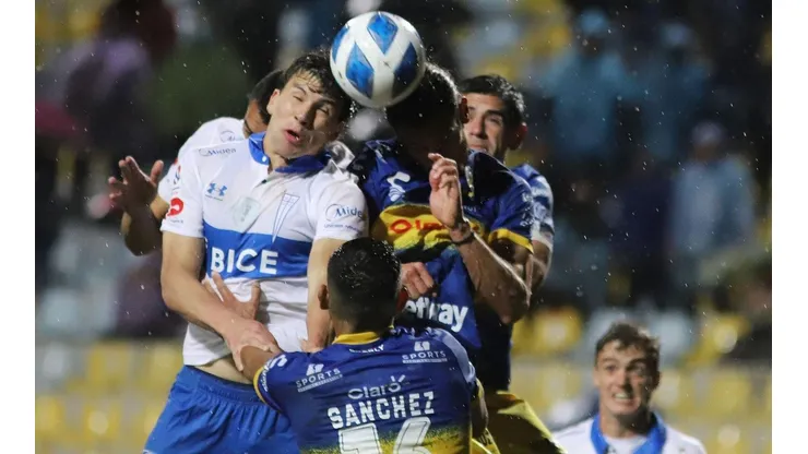 Empate de Universidad Católica y Everton bajo la lluvia en el estadio Sausalito.