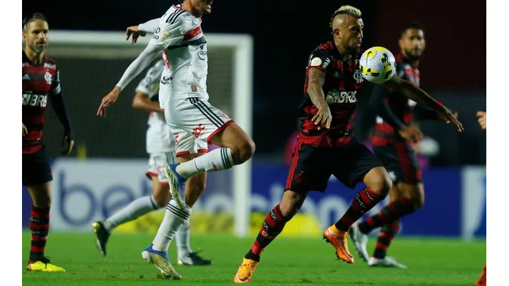 Arturo Vidal fue titularísimo y el Flamengo se llevó un triunfo como visita contra Sao Paulo.