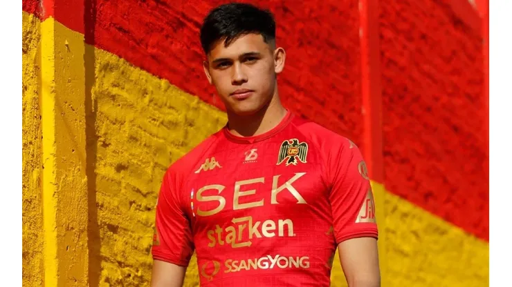 Gabriel Norambuena fue uno de los jugadores que modela la camiseta de Unión Española.