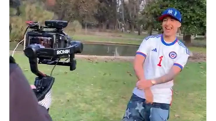 Pailita se exhibe con el número 1 de la selección chilena, así como encabeza los ránkings de música popular