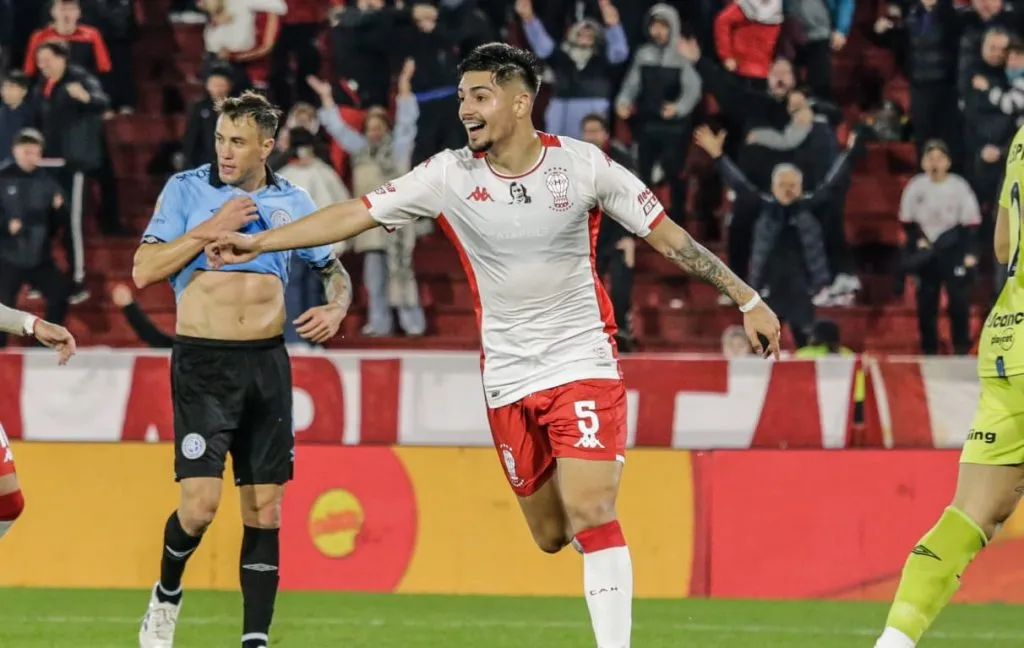 Alarcón celebra su gol ante Belgrano que dejó puntero a Huracán en Argentina