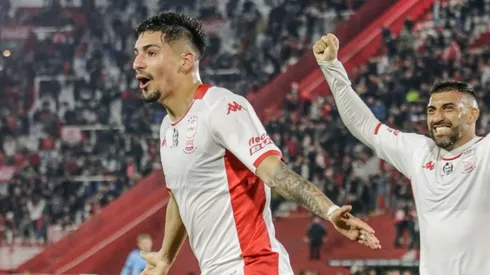 Williams Alarcón celebra su gol ante Belgrano que lo catapulta como ídolo del Globo