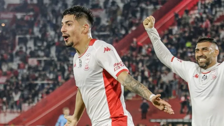 Williams Alarcón celebra su gol ante Belgrano que lo catapulta como ídolo del Globo