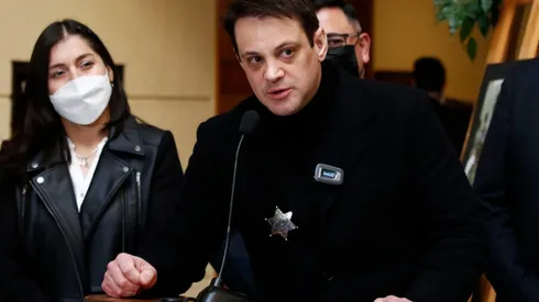 El diputado del Partido de la Gente, Gaspar Rivas, y su estrella de sheriff.