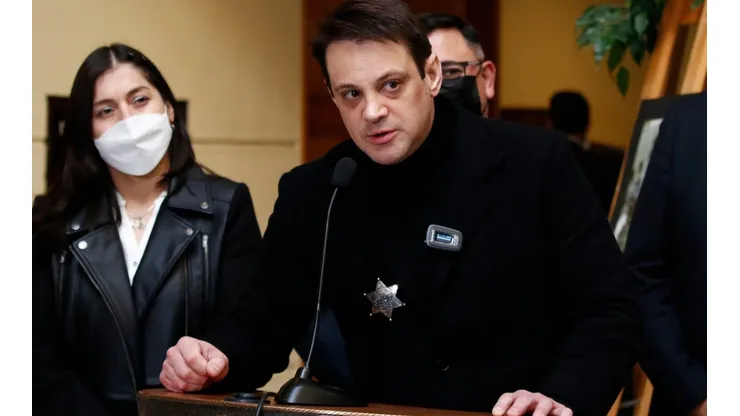 El diputado del Partido de la Gente, Gaspar Rivas, y su estrella de sheriff.
