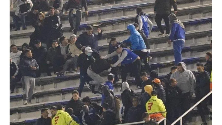 Fuertes incidentes ocurrieron en Copa Libertadores entre hinchas argentinos