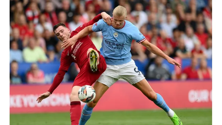 Erling Haaland frente al Liverpool en la Community Shield