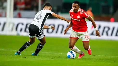 Moisés anuló a Pablo Solari en los 65' del argentino en la revancha entre Inter de Porto Alegre y Colo Colo en los octavos de final de la Copa Sudamericana.