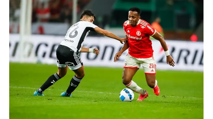 Moisés anuló a Pablo Solari en los 65' del argentino en la revancha entre Inter de Porto Alegre y Colo Colo en los octavos de final de la Copa Sudamericana.