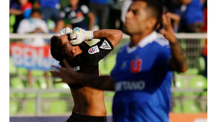 Miguel Pinto se lamenta de un grave error que cometió en la derrota por 2-0 de Unión Española ante la Universidad de Chile en la primera rueda del Campeonato Nacional 2022.
