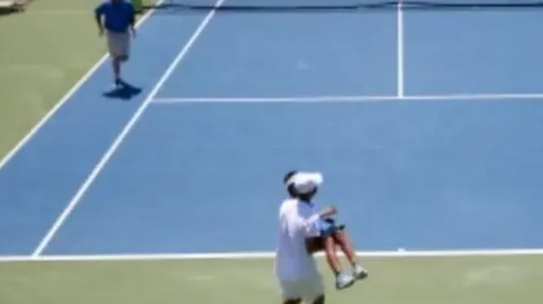 El momento en que Juncheng Shang socorre a la pasapelotas