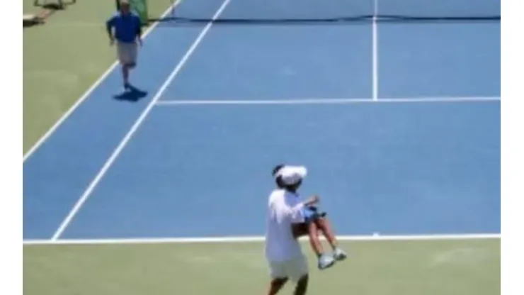 El momento en que Juncheng Shang socorre a la pasapelotas
