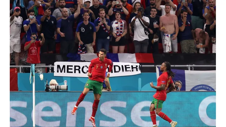 Renato Sanches celebra un gol de Cristiano Ronaldo ante Francia en la Eurocopa 2016.