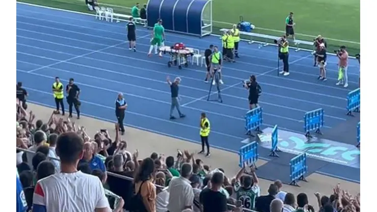 Pellegrini saluda a la hinchada del Betis