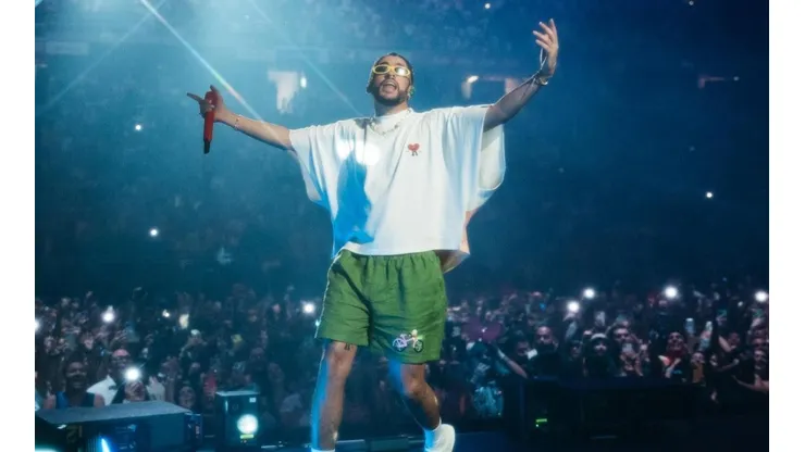 Bad Bunny celebra el inicio de la gira que lo traerá a Chile