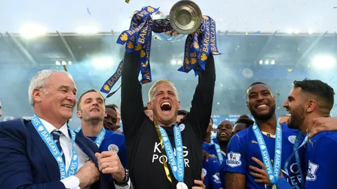 Schmeichel levanta el trofeo de la Premier League