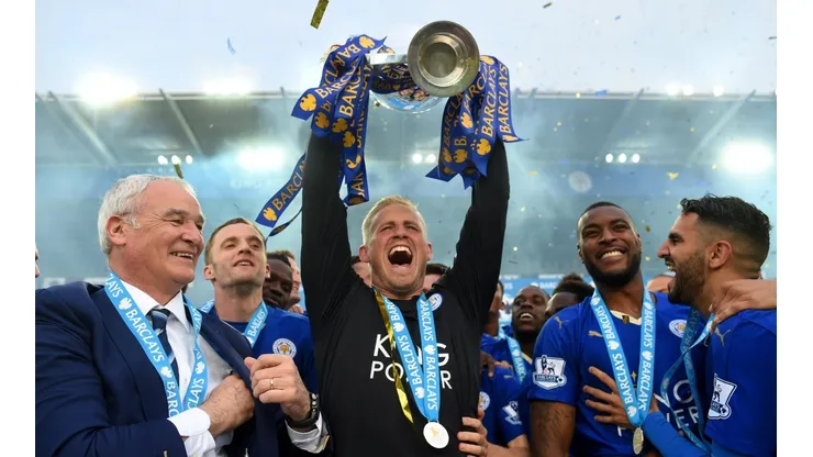 Schmeichel levanta el trofeo de la Premier League