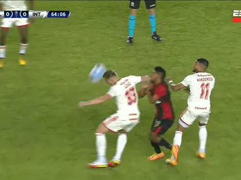 Uno de los verdugos albos se va expulsado por terrible agresión