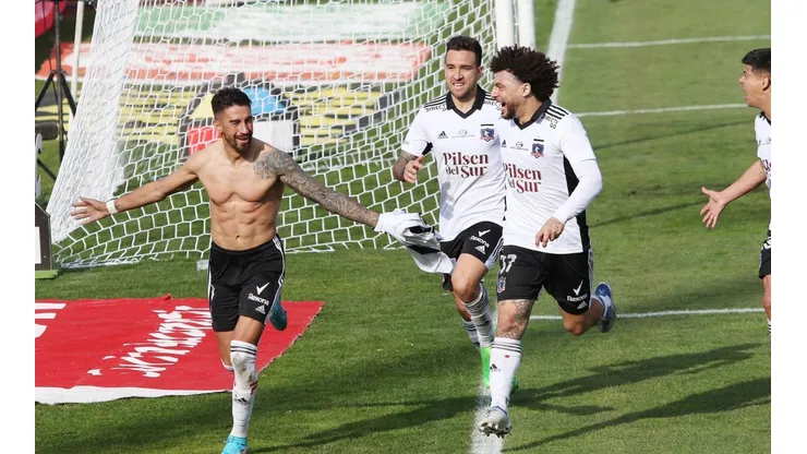 Juan Martín Lucero celebra uno de sus goles frente a Universidad de Chile