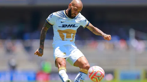 Dani Alves con la camiseta de Pumas de la UNAM