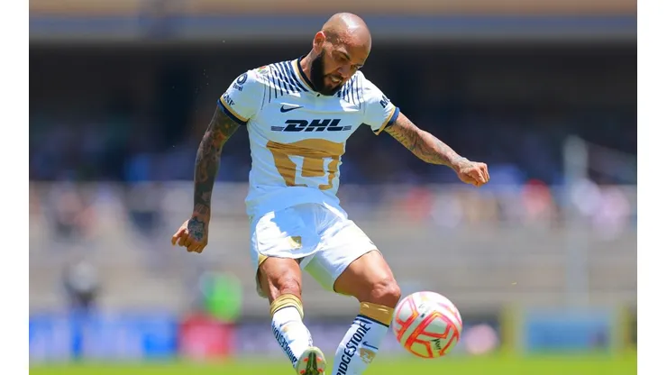 Dani Alves con la camiseta de Pumas de la UNAM
