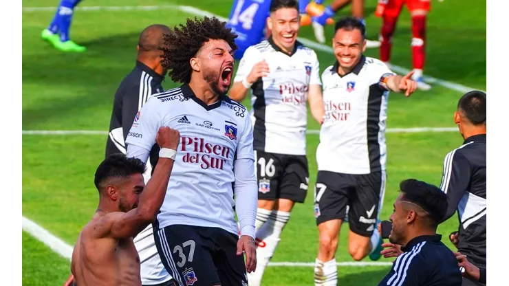 Maxi Falcón festeja el tercer gol de Colo Colo
