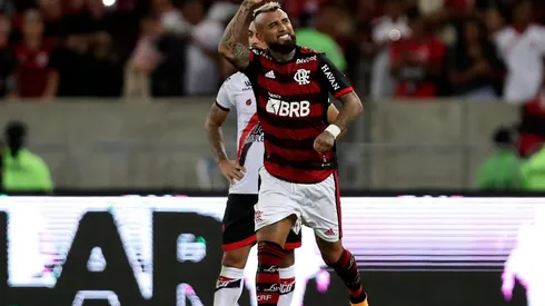 Arturo Vidal ya se hace un espacio entre los titulares de Flamengo.