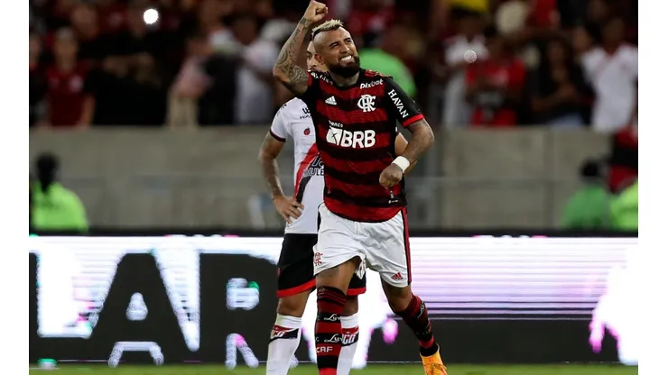 Arturo Vidal ya se hace un espacio entre los titulares de Flamengo.