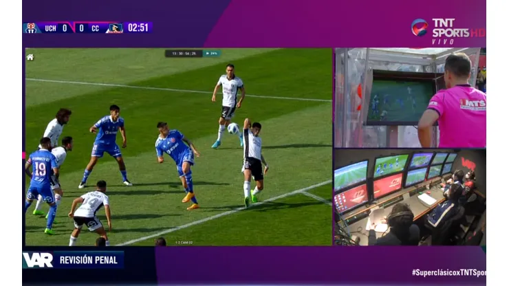 Piero Maza tuvo que revisar el VAR para definir un penal para la U ya que en un principio cobró tiro libre al borde del área para los azules.