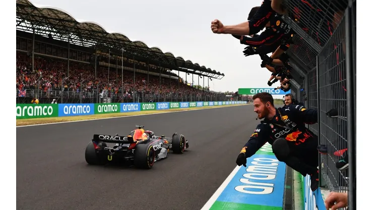 Max Verstappen se sobrepuso a una mala clasificación y logró su 8° triunfo en la temporada.