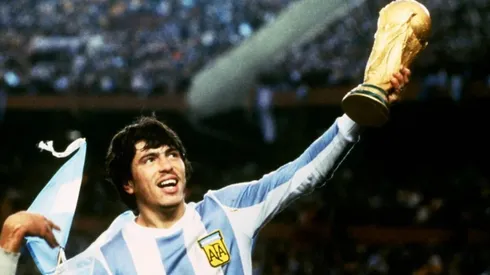 El único futbolista argentino en ganar dos Copas del Mundo desmintió sus problemas de salud.