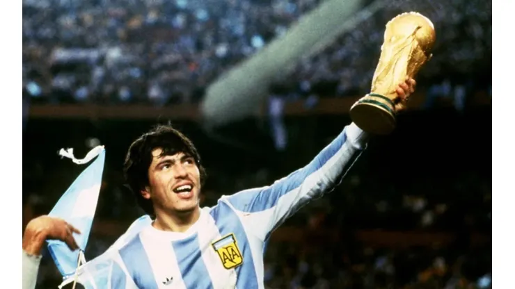 El único futbolista argentino en ganar dos Copas del Mundo desmintió sus problemas de salud.