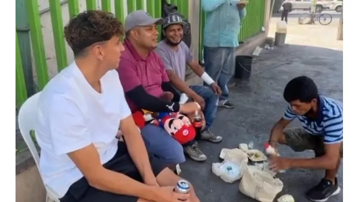 No es primera vez que el formado en la U se da tiempo para compartir con la gente.