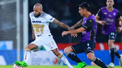 Dani Alves en su debut con Pumas