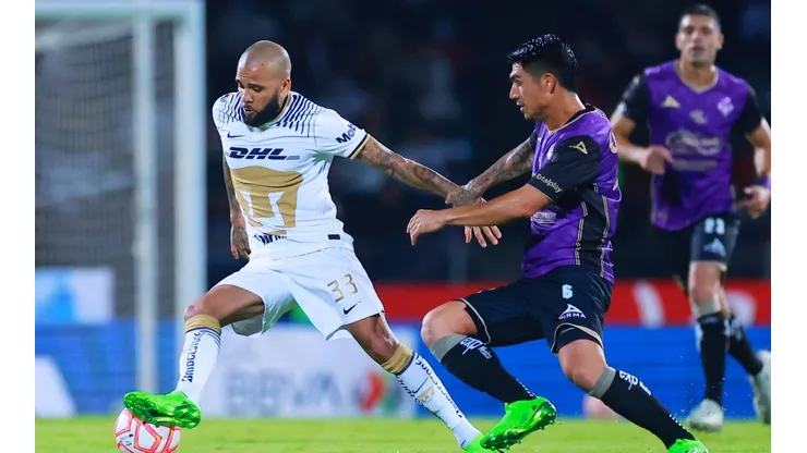 Dani Alves en su debut con Pumas