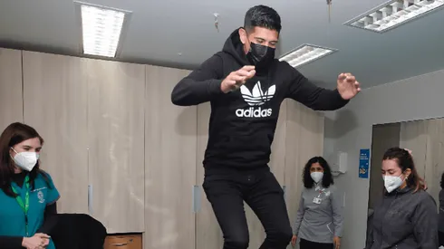 Esteban Pavez participó de una dinámica con niños en Puente Alto.