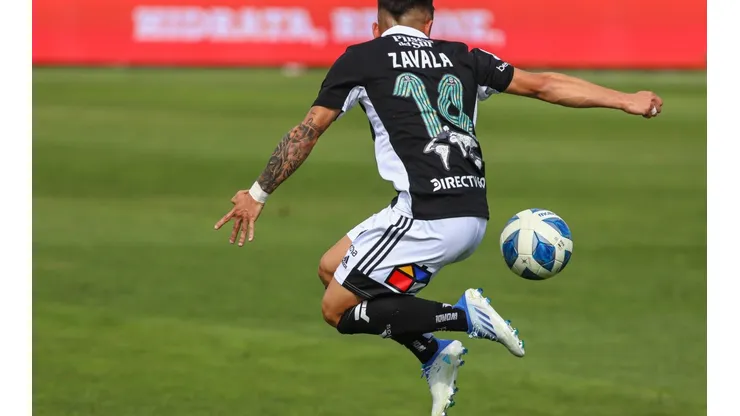 Cristián Zavala baja el balón en el duelo entre la Universidad Católica y Colo Colo de la primera rueda del Campeonato Nacional 2022.