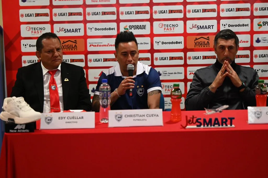 Christian Cueva fue justamente presentado hoy lunes 19 de agosto como flamante nuevo jugador de Cienciano.