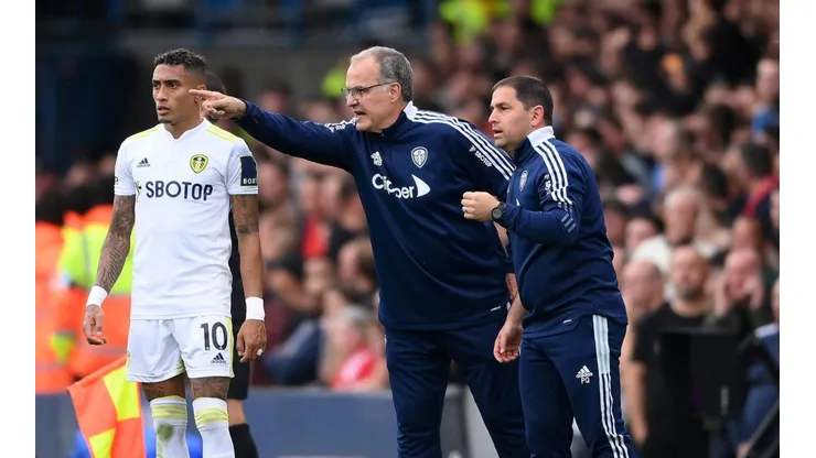 Raphinha junto a Bielsa en el Leeds United