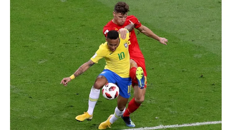 Meunier y Neymar defendiendo a sus selecciones