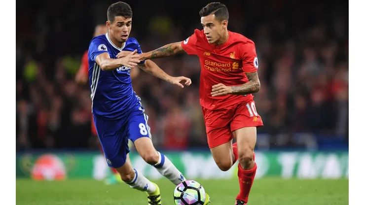 Óscar lucha una pelota con Philippe Coutinho en un partido entre el Chelsea y el Liverpool de 2016.