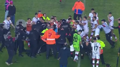 Los jugadores de Patronato pelearon en plena cancha con la policía tras caer ante Barracas Central.