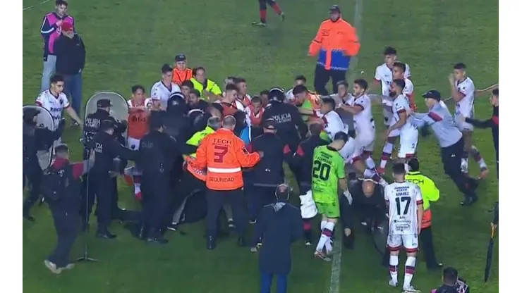 Los jugadores de Patronato pelearon en plena cancha con la policía tras caer ante Barracas Central.