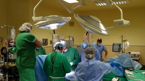 Tiempos de espera para cirugía no AUGE aumentaron 75% como consecuencia de la pandemia