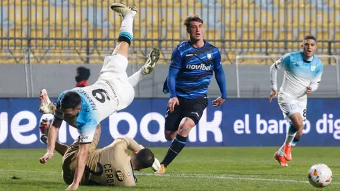 Adrián Martínez es derribado por Fabián Cerda en el partido de ida de los octavos de final de la Copa CONMEBOL Sudamericana entre Huachipato y Racing Club.