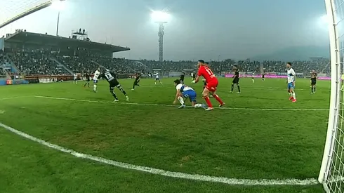 Cristián Suárez se lució para despejar de palomita un potente remate de Marcelino Núñez. Imagen: Captura TNT Sports.