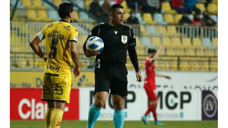 Benjamín Saravia tomó dos importantes decisiones con ayuda del VAR.