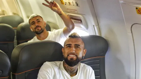 Acompañado en todo momento del uruguayo De Arrascaeta, Vidal sonríe en su primer viaje.